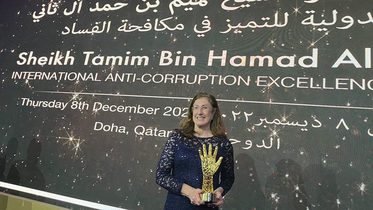 Dr. Lisa Kihl winning the International Anti-corruption Excellence Award
